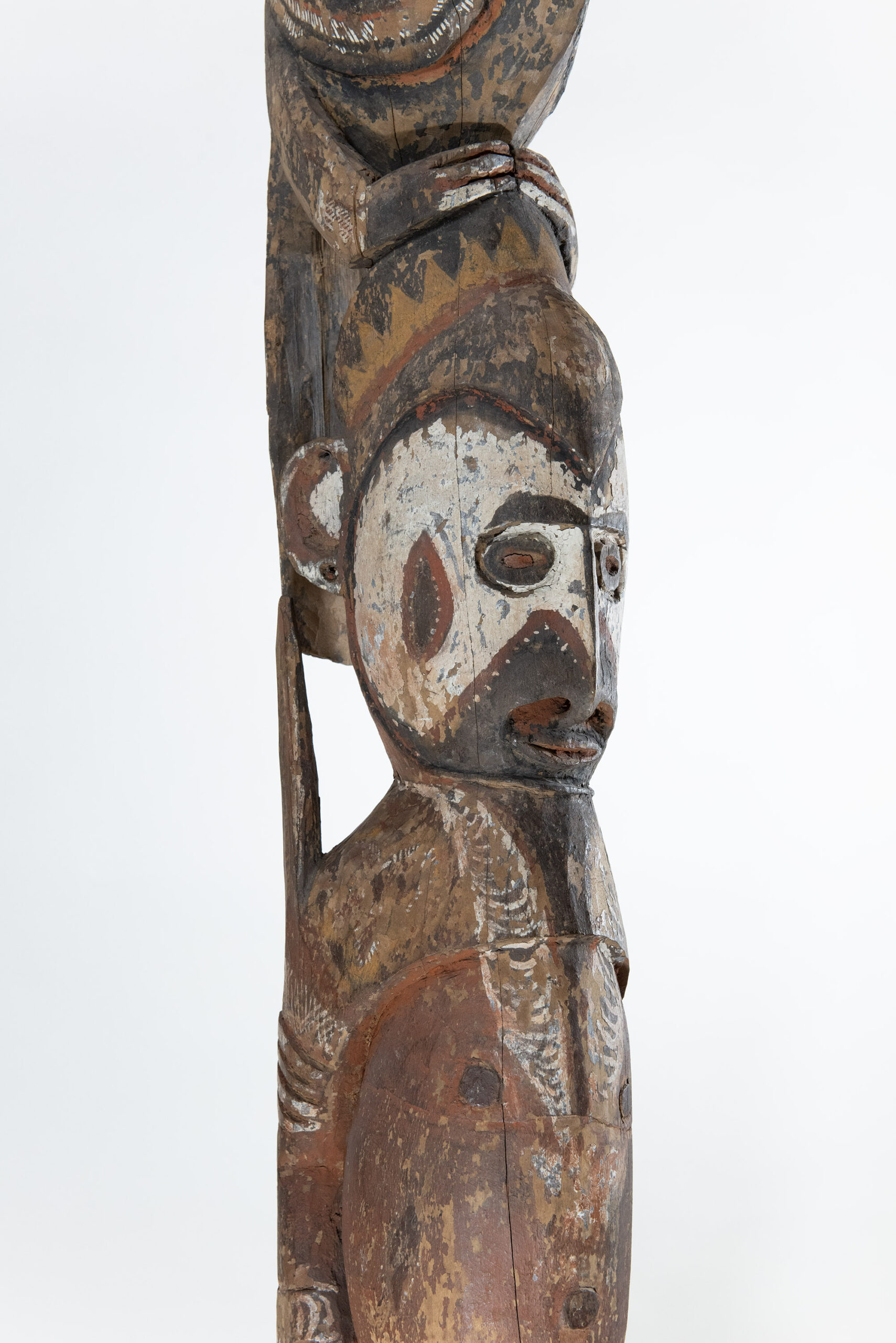 Figure anthropomorphe masculine, district Maprik, groupe Wosera, seconde moitié du XIXe siècle, bois polychrome, 123x12,5x19 cm, Musée Barbier-Mueller, photo © Kim Chanel
